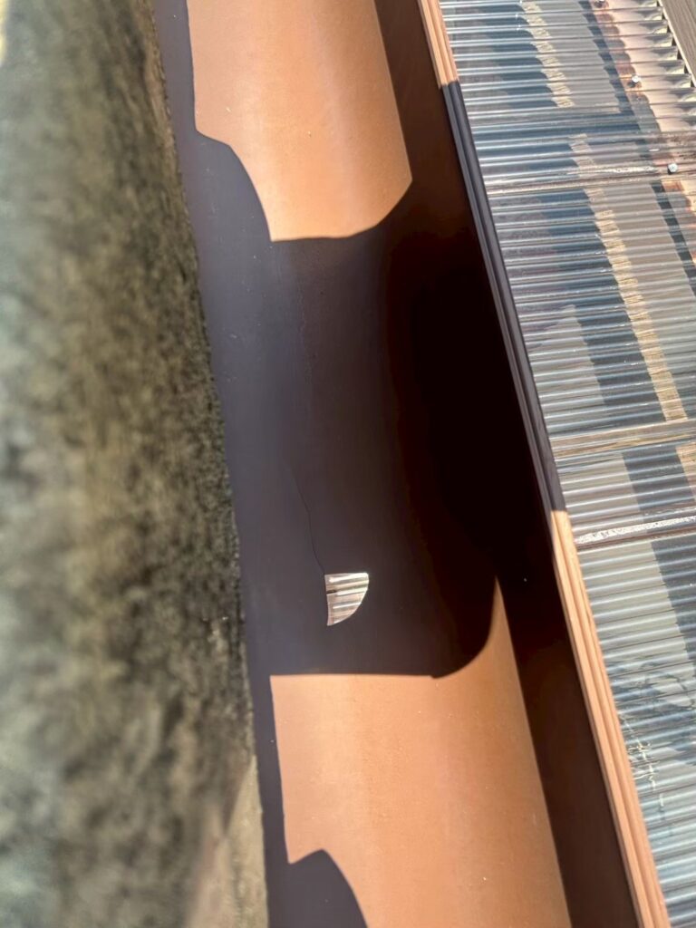 冠瓦貫通ビス穴部補修工事 サービスで行った樋の補修